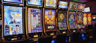 Pengguna smartphone menikmati taruhan live casino di Medan
